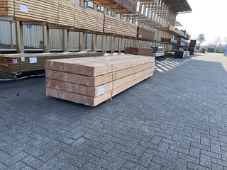 Ca. 13x Douglas Balken Fijnbezaagd, 150x150mm, lengte 400cm